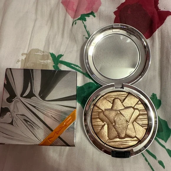 Brand new Mac highlighter in oh darling - Picture 2 of 3